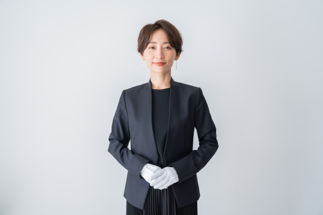 店舗で査定員と対面している様子